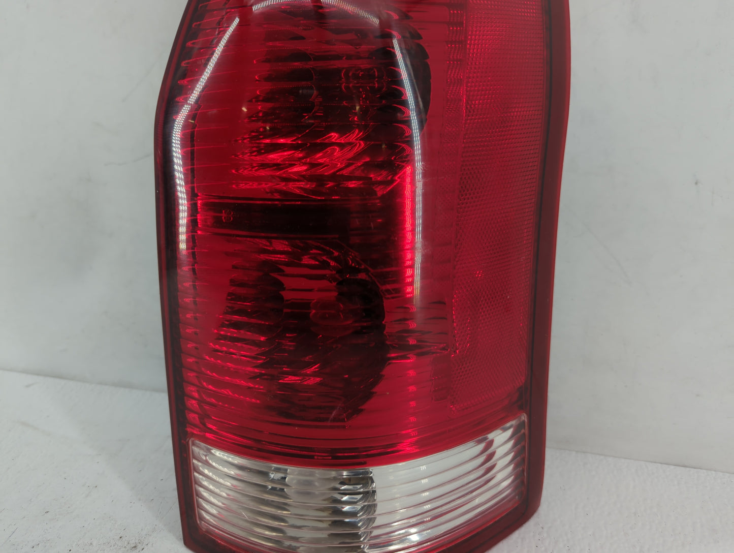 2002-2003 Saturn Vue Tail Light Assembly Passenger Right OEM P/N:22692371 22711438 Fits Fits 2002 2003 OEM Used Auto Parts -