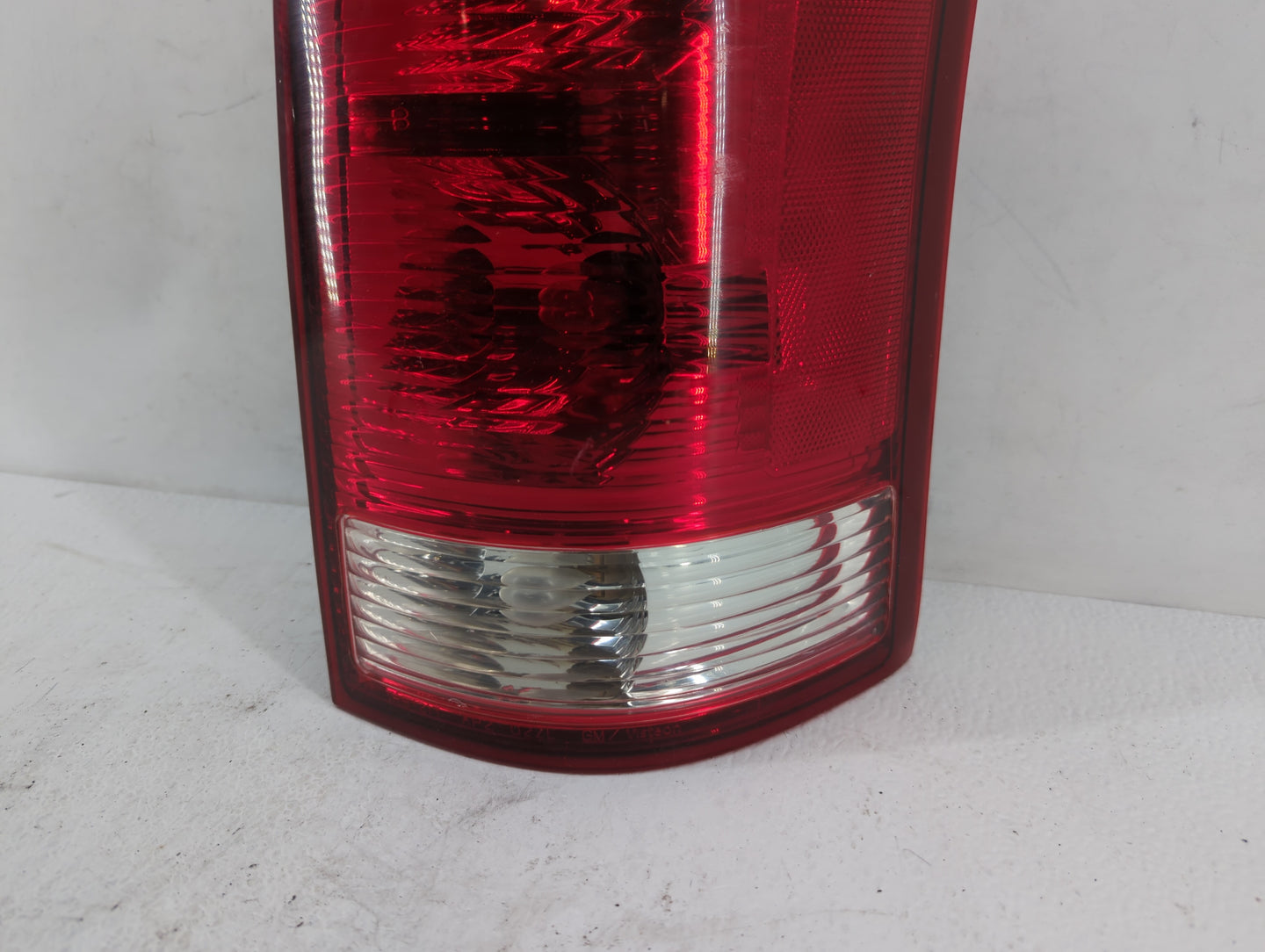 2002-2003 Saturn Vue Tail Light Assembly Passenger Right OEM P/N:22692371 22711438 Fits Fits 2002 2003 OEM Used Auto Parts -