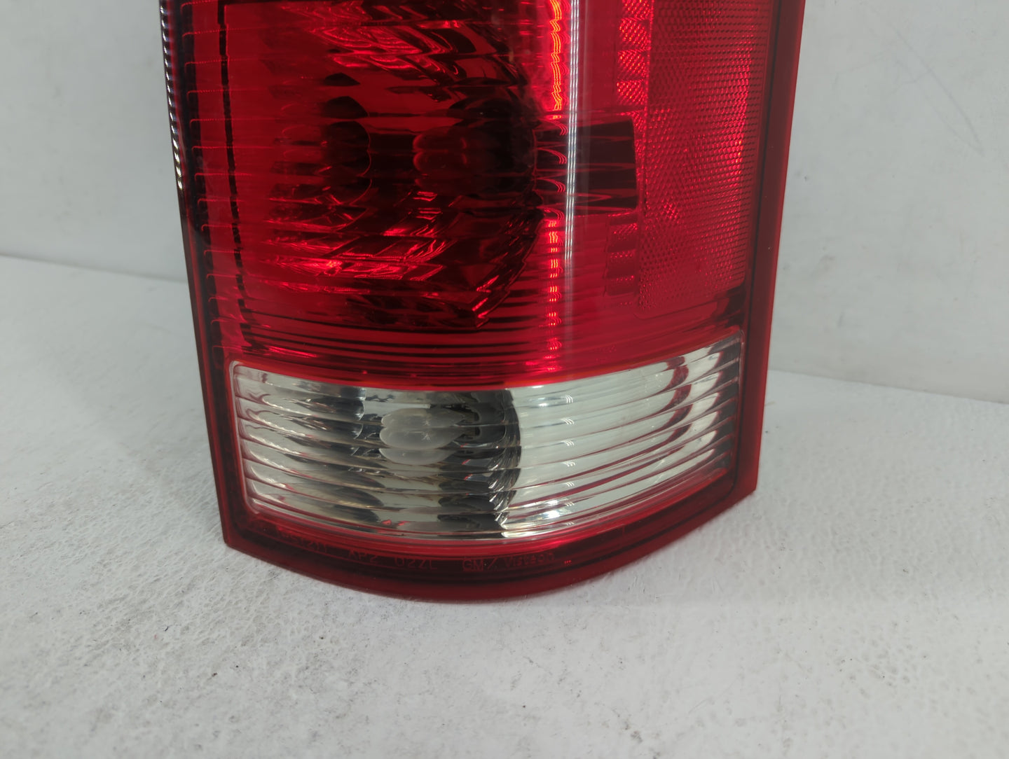 2002-2003 Saturn Vue Tail Light Assembly Passenger Right OEM P/N:22692371 22711438 Fits Fits 2002 2003 OEM Used Auto Parts -