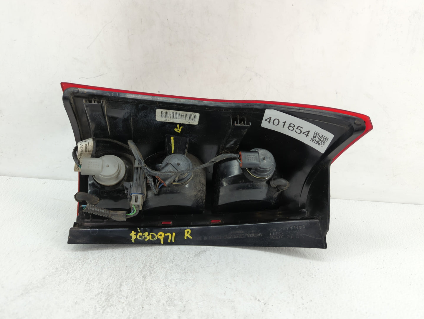 2002-2003 Saturn Vue Tail Light Assembly Passenger Right OEM P/N:22692371 22711438 Fits Fits 2002 2003 OEM Used Auto Parts -