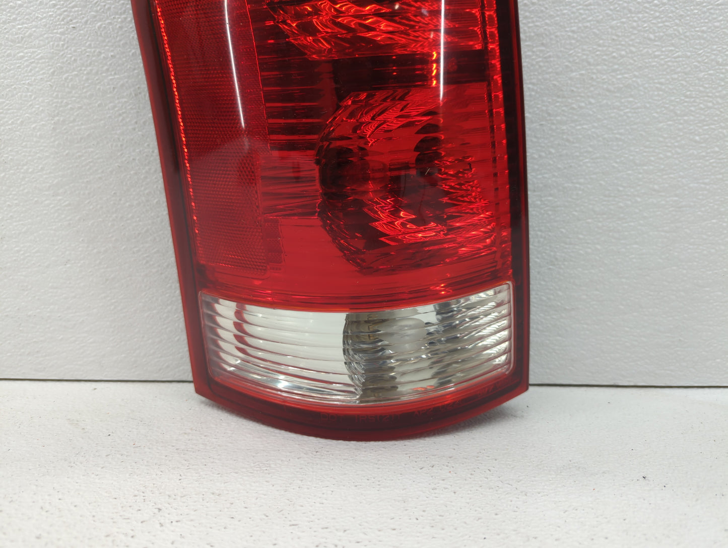 2002-2003 Saturn Vue Tail Light Assembly Driver Left OEM P/N:22692372 Fits Fits 2002 2003 OEM Used Auto Parts - Oemusedautop
