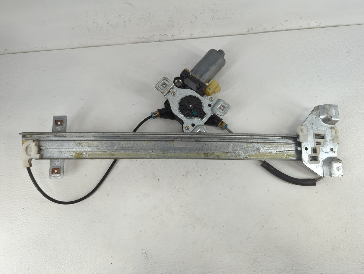 2002-2007 Saturn Vue Driver Left Front Window Regulator - Oemusedautoparts1.com