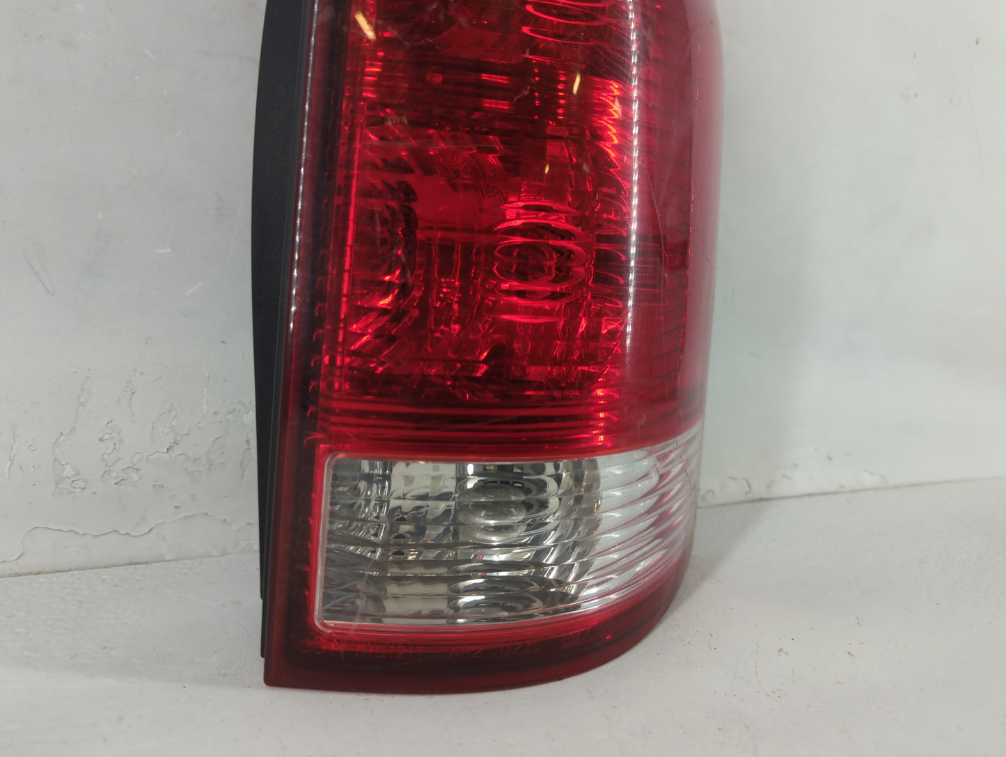 2002-2003 Saturn Vue Tail Light Assembly Passenger Right OEM P/N:22711438 Fits Fits 2002 2003 OEM Used Auto Parts - Oemuseda