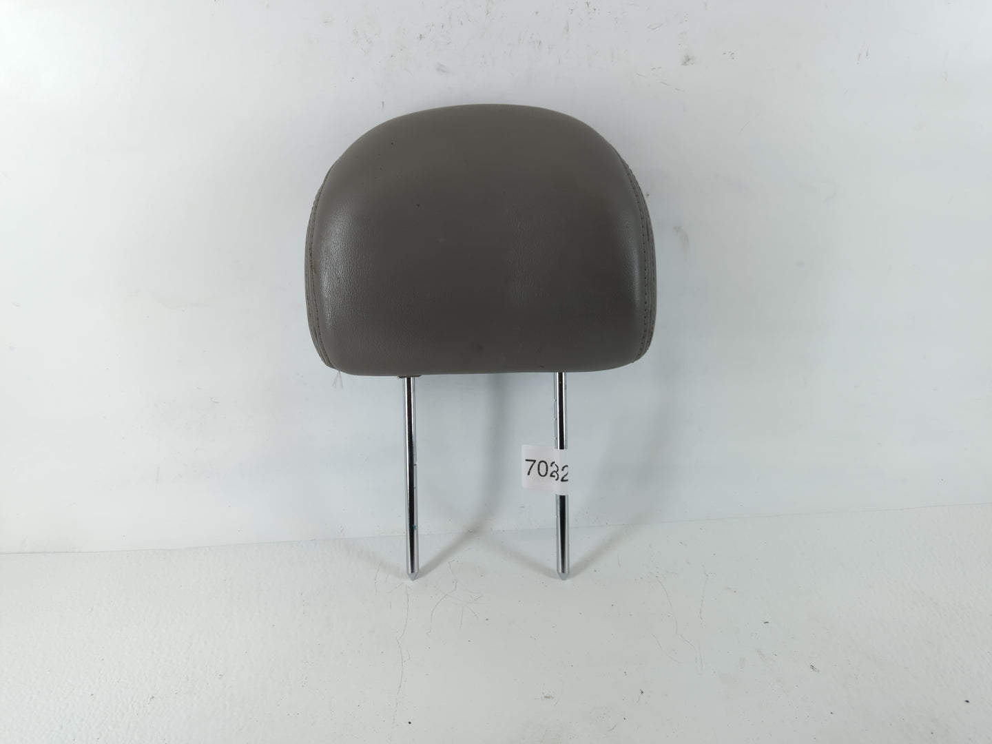 2002-2007 Saturn Vue Headrest Head Rest Front Driver Passenger Seat Fits Fits 2002 2003 2004 2005 2006 2007 OEM Used Auto Pa