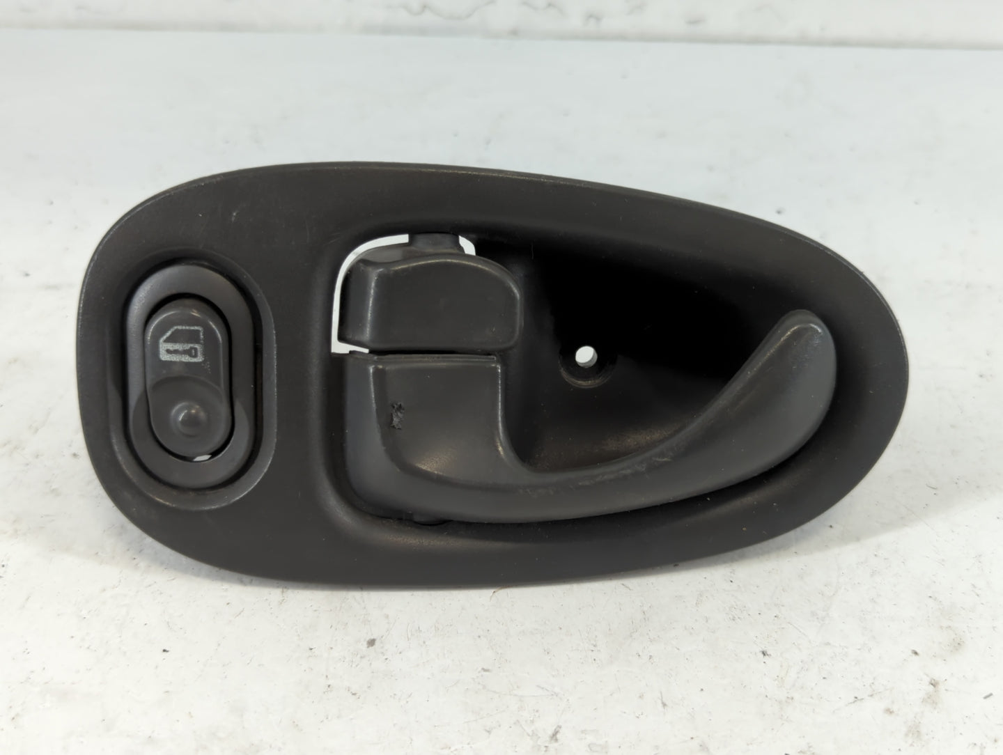 2003 Saturn Vue Passenger Side Front Inside Door Handle Oem - Oemusedautoparts1.com