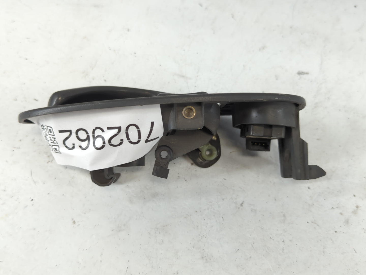 2003 Saturn Vue Drivers Side Inside Front Door Handle Oem 702962 - Oemusedautoparts1.com