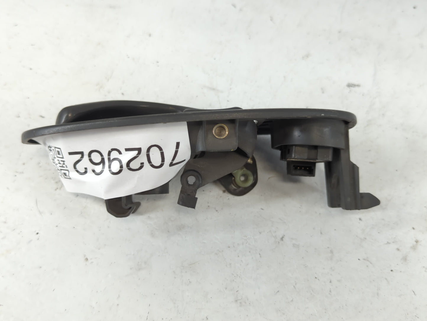 2003 Saturn Vue Drivers Side Inside Front Door Handle Oem 702962 - Oemusedautoparts1.com