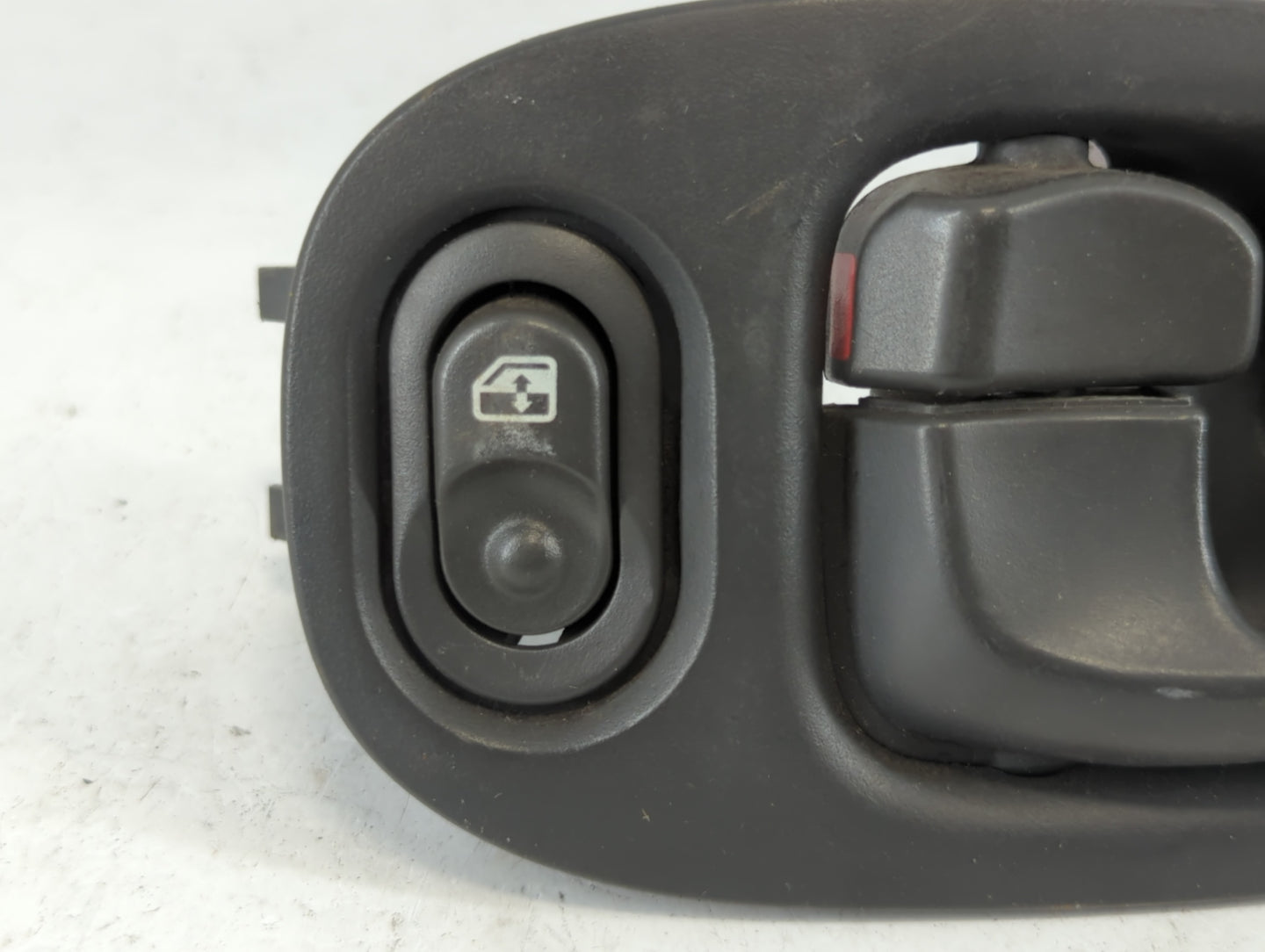 2003 Saturn Vue Drivers Side Inside Front Door Handle Oem - Oemusedautoparts1.com