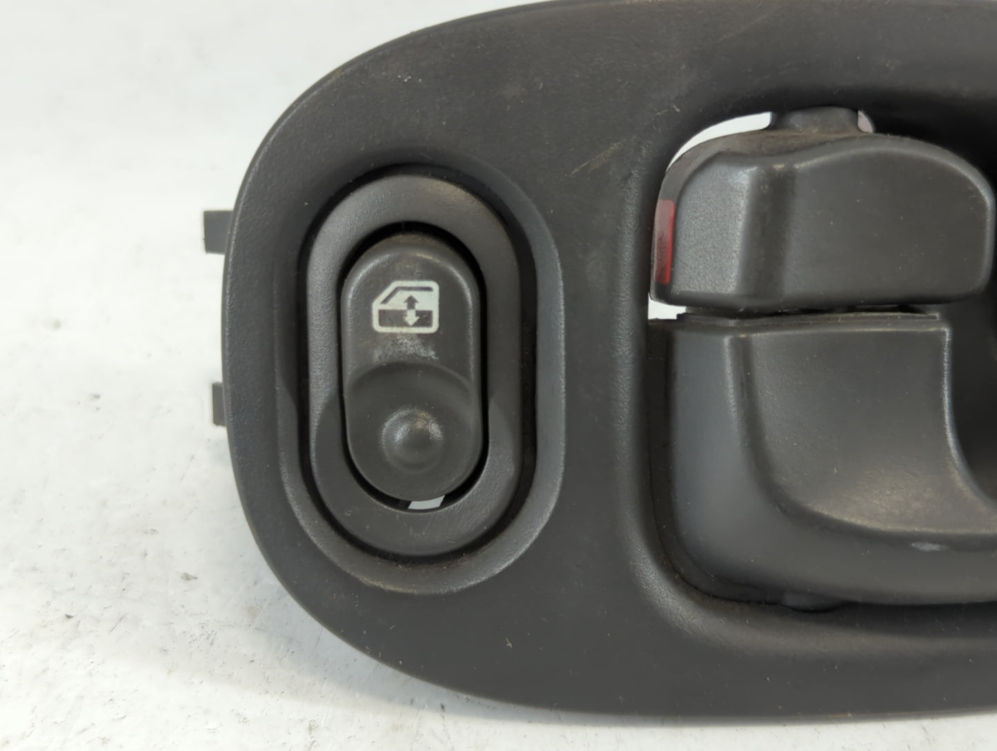 2003 Saturn Vue Drivers Side Inside Front Door Handle Oem - Oemusedautoparts1.com