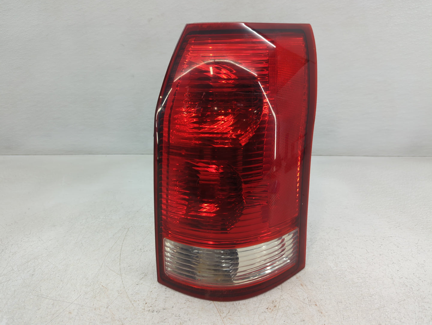 2002-2003 Saturn Vue Tail Light Assembly Passenger Right OEM P/N:CX-13407-AC Fits Fits 2002 2003 OEM Used Auto Parts - Oemus