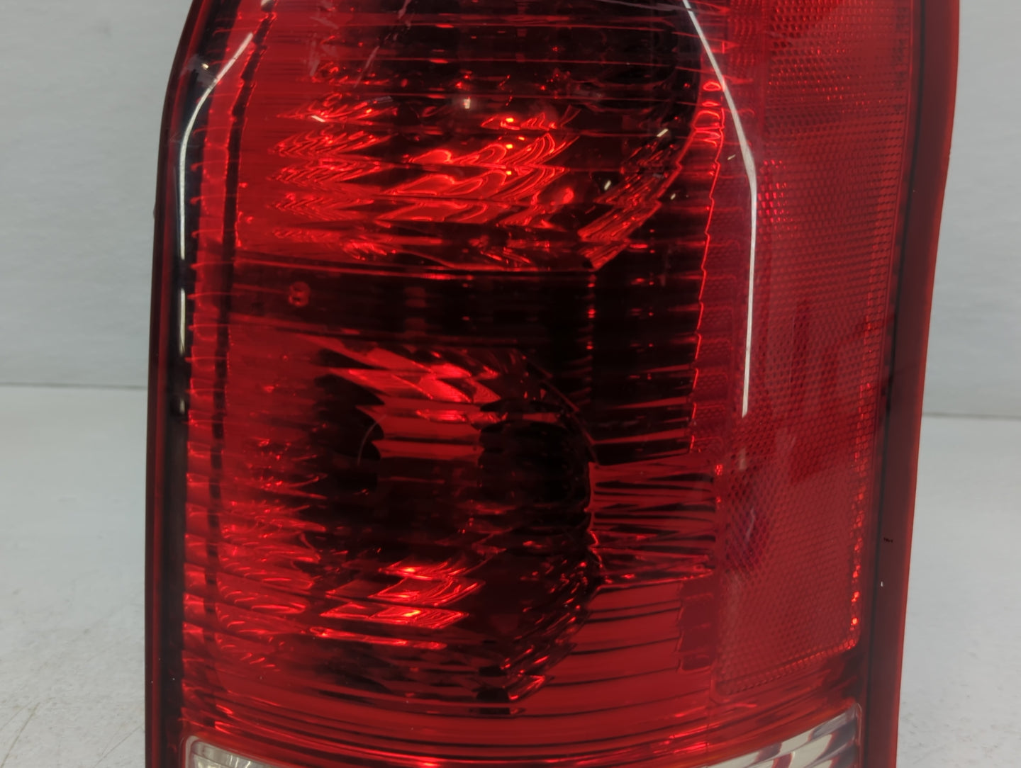 2002-2003 Saturn Vue Tail Light Assembly Passenger Right OEM P/N:CX-13407-AC Fits Fits 2002 2003 OEM Used Auto Parts - Oemus