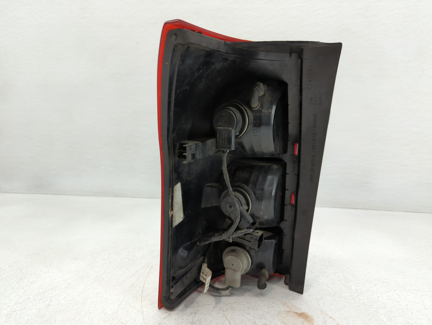 2002-2003 Saturn Vue Tail Light Assembly Passenger Right OEM P/N:CX-13407-AC Fits Fits 2002 2003 OEM Used Auto Parts - Oemus