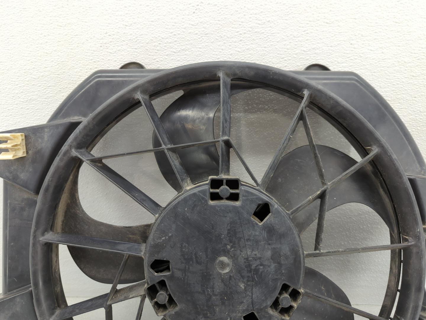 2002-2003 Saturn Vue Left Radiator Fan Motor Assembly - Oemusedautoparts1.com