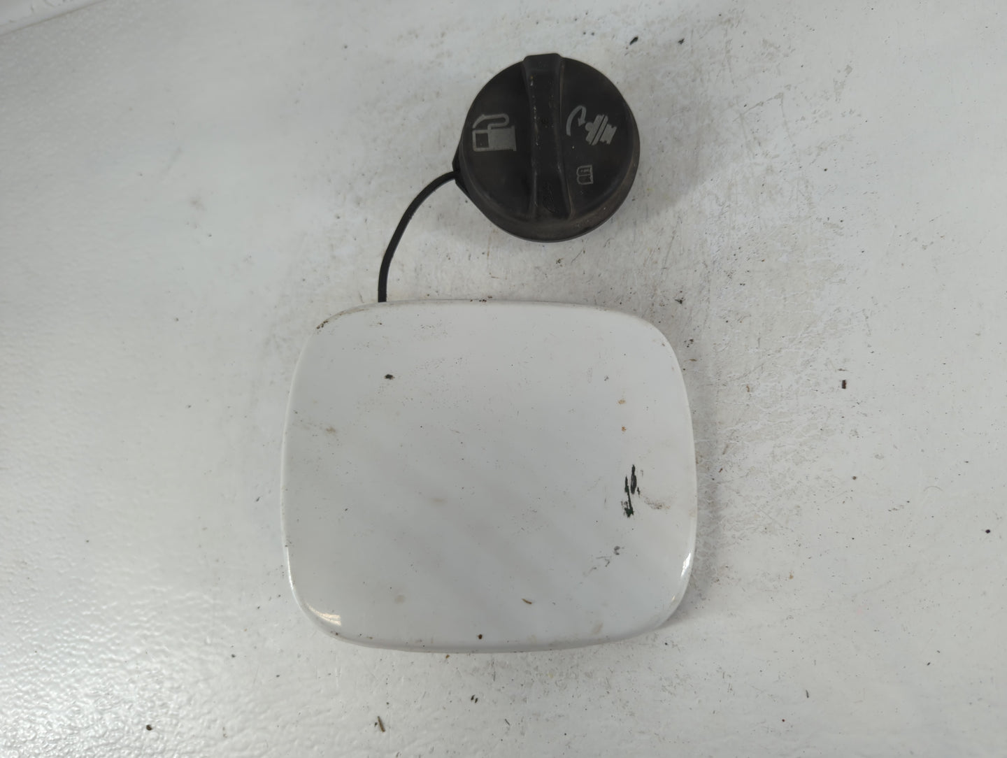 2003 Saturn Vue Fuel Tank Door Lid Gas Tank White - Oemusedautoparts1.com