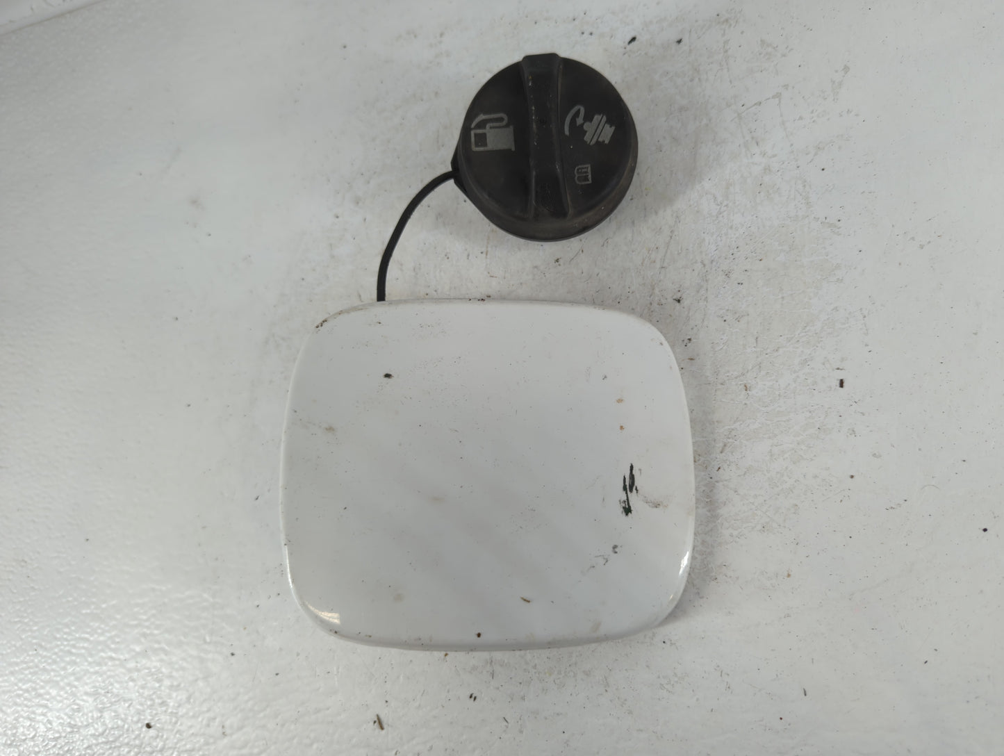 2003 Saturn Vue Fuel Tank Door Lid Gas Tank White - Oemusedautoparts1.com