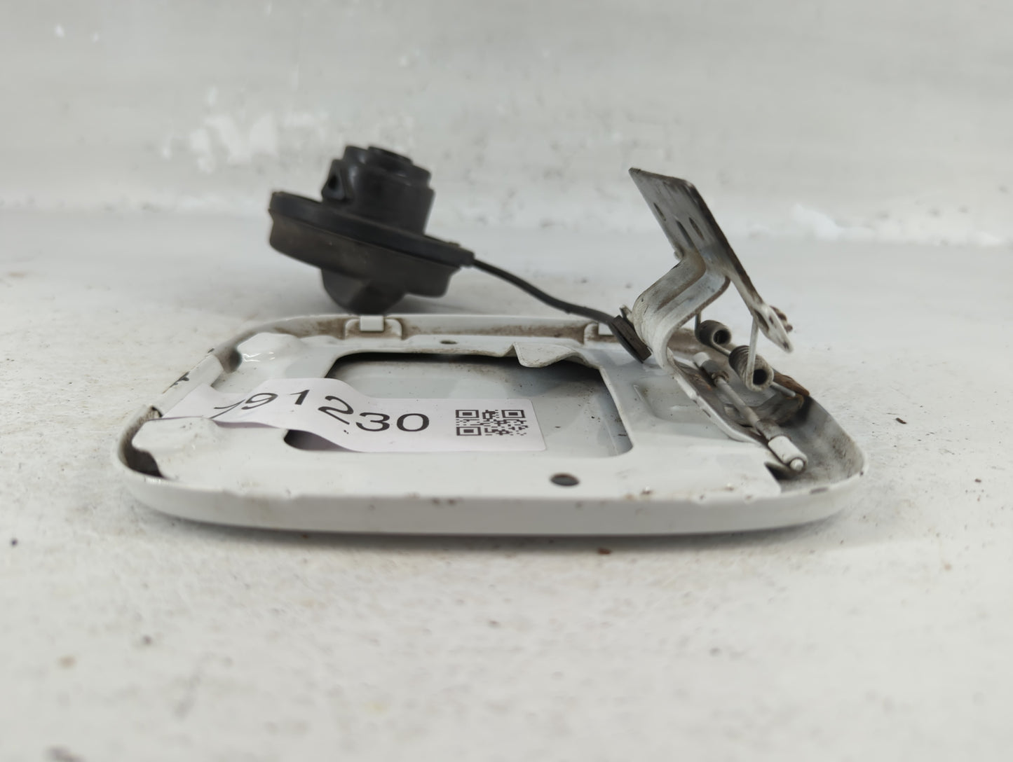 2003 Saturn Vue Fuel Tank Door Lid Gas Tank White - Oemusedautoparts1.com
