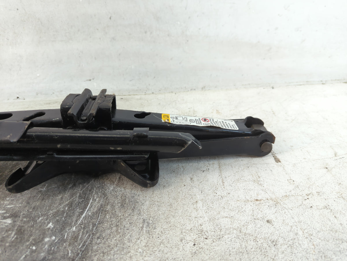 2003 Saturn Vue Spare Scissor Car Jack - Oemusedautoparts1.com