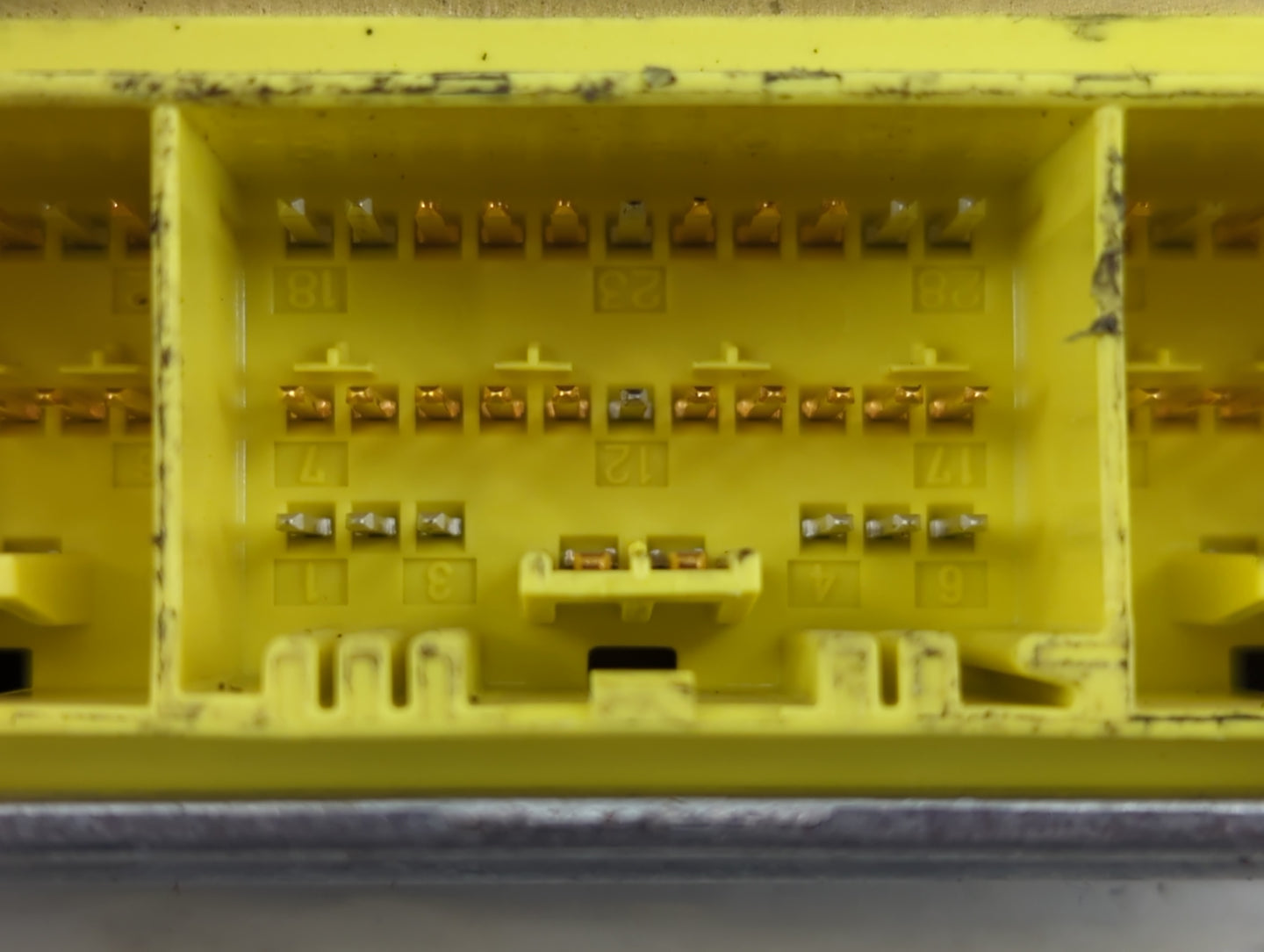 2003-2004 Toyota Corolla Chassis Control Module Ccm Bcm Body Control - Oemusedautoparts1.com