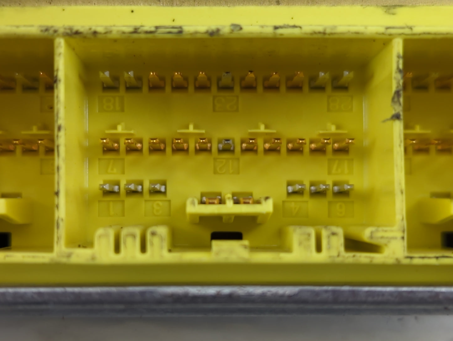 2003-2004 Toyota Corolla Chassis Control Module Ccm Bcm Body Control - Oemusedautoparts1.com