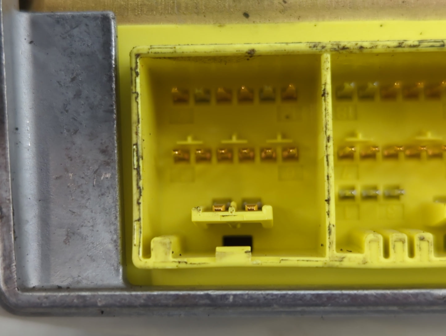 2003-2004 Toyota Corolla Chassis Control Module Ccm Bcm Body Control - Oemusedautoparts1.com