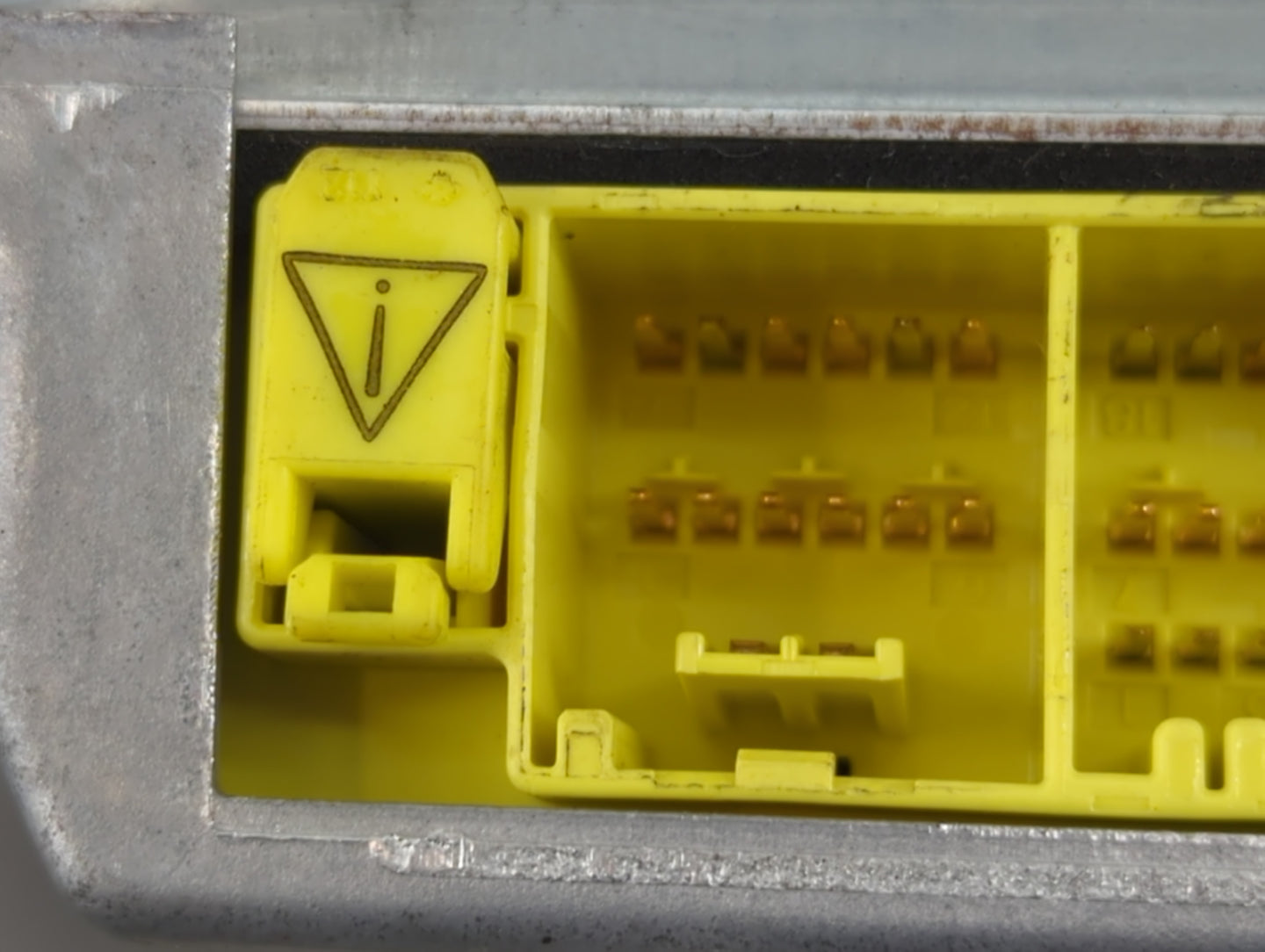 2001-2003 Toyota Sienna Chassis Control Module Ccm Bcm Body Control - Oemusedautoparts1.com