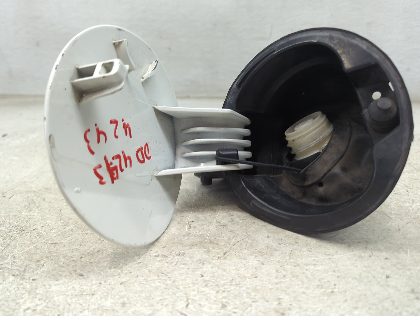 2003 Toyota Solara Fuel Tank Door Lid Gas Tank White - Oemusedautoparts1.com
