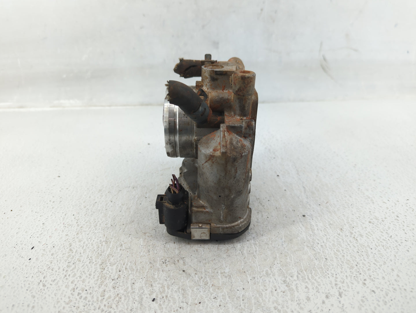 2001-2005 Volkswagen Beetle Throttle Body P/N:06A 133 062 D Fits Fits 2000 2001 2002 2003 2004 2005 2006 2007 OEM Used Auto 