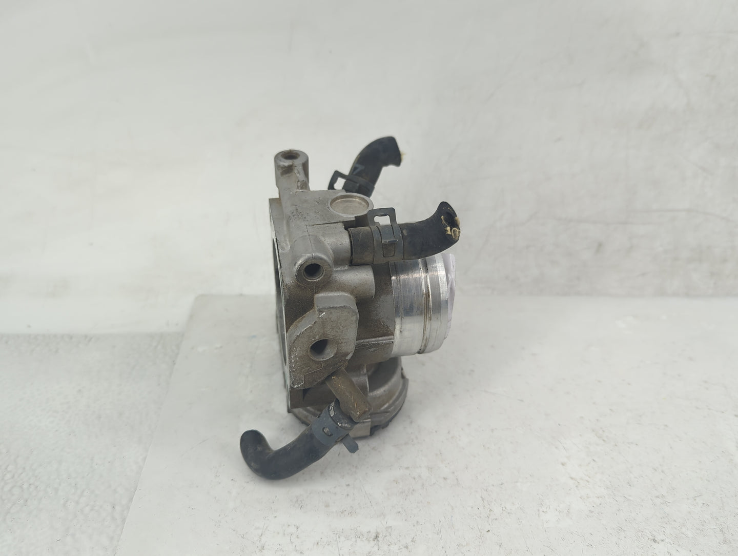 2001-2005 Volkswagen Jetta Throttle Body P/N:06A 133 062 D Fits Fits 2000 2001 2002 2003 2004 2005 2006 2007 OEM Used Auto P