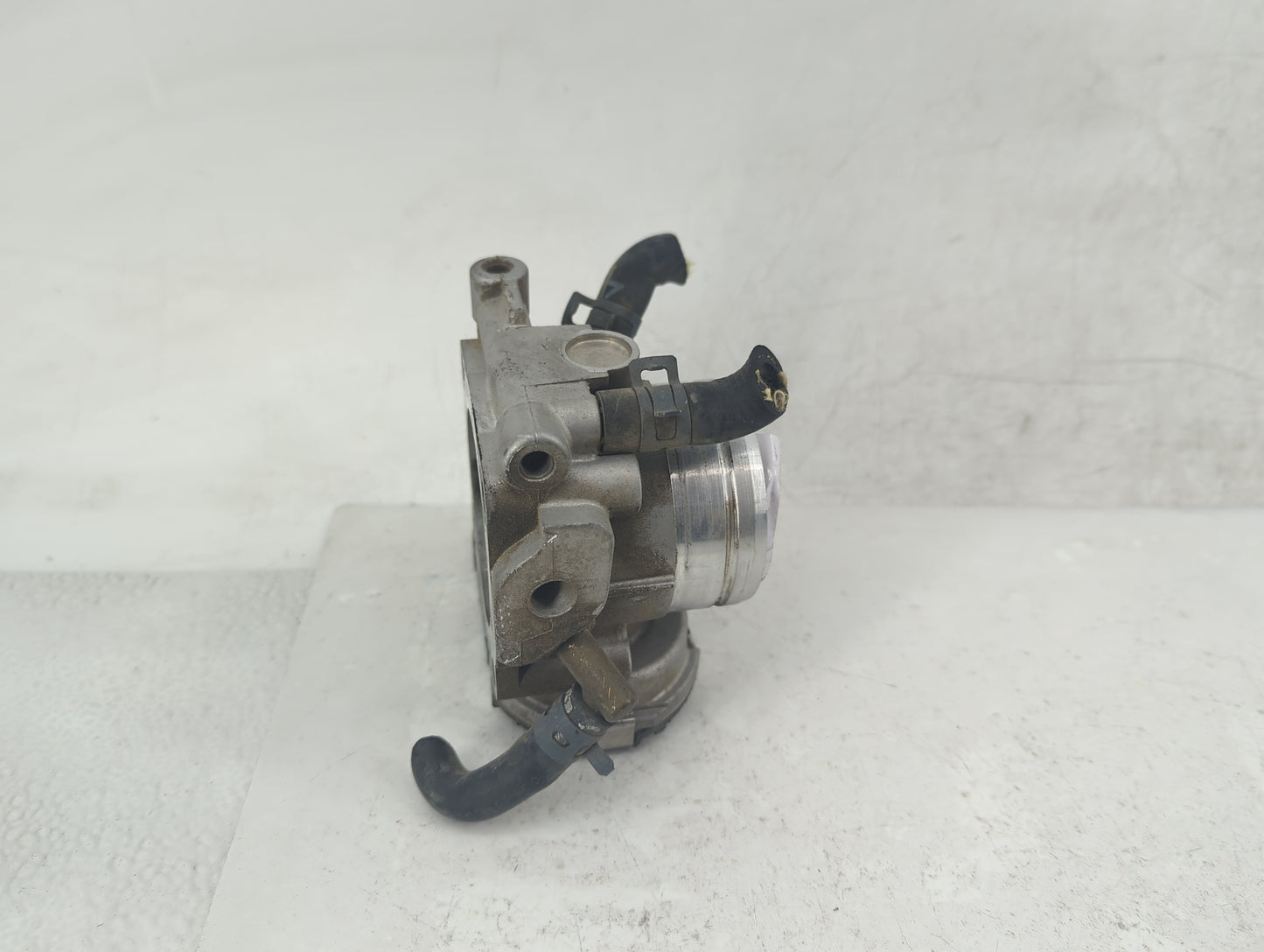 2001-2005 Volkswagen Jetta Throttle Body P/N:06A 133 062 D Fits Fits 2000 2001 2002 2003 2004 2005 2006 2007 OEM Used Auto P