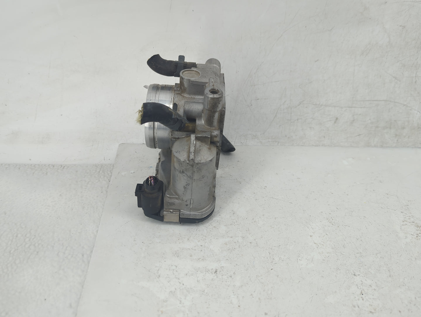 2001-2005 Volkswagen Jetta Throttle Body P/N:06A 133 062 D Fits Fits 2000 2001 2002 2003 2004 2005 2006 2007 OEM Used Auto P