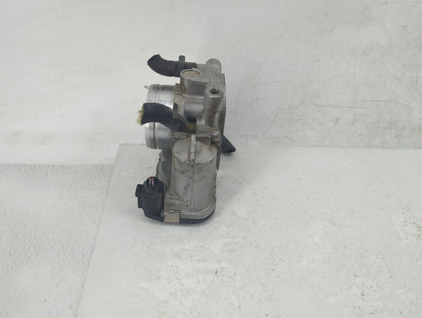 2001-2005 Volkswagen Jetta Throttle Body P/N:06A 133 062 D Fits Fits 2000 2001 2002 2003 2004 2005 2006 2007 OEM Used Auto P
