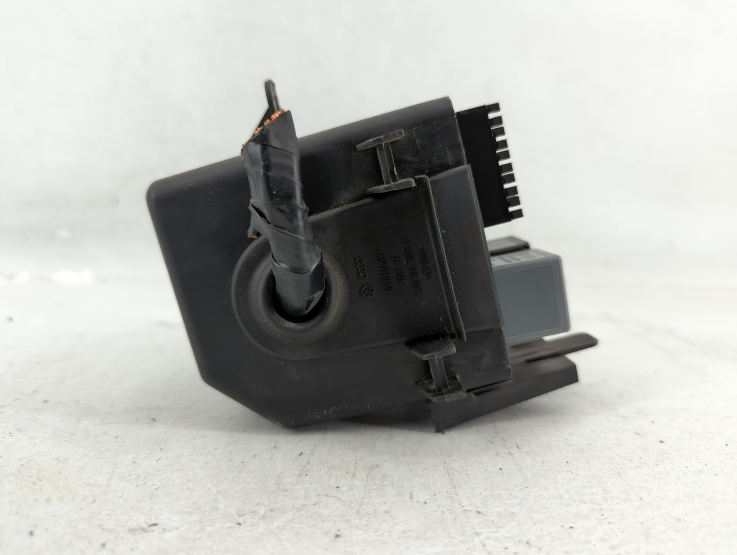 2002-2004 Volkswagen Jetta Fusebox Fuse Box Panel Relay Module P/N:1J0 941 389 B Fits Fits 2002 2003 2004 OEM Used Auto Part