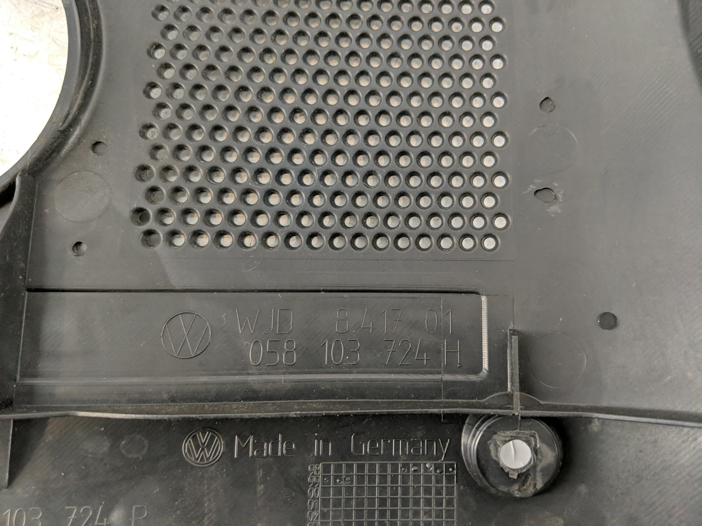 2003 Volkswagen Passat Engine Cover - Oemusedautoparts1.com