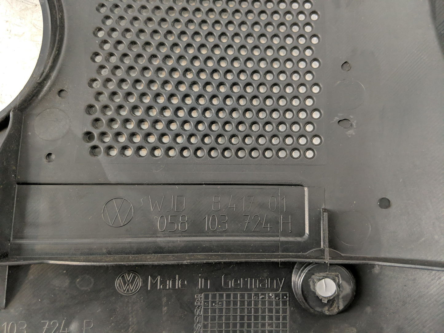 2003 Volkswagen Passat Engine Cover - Oemusedautoparts1.com