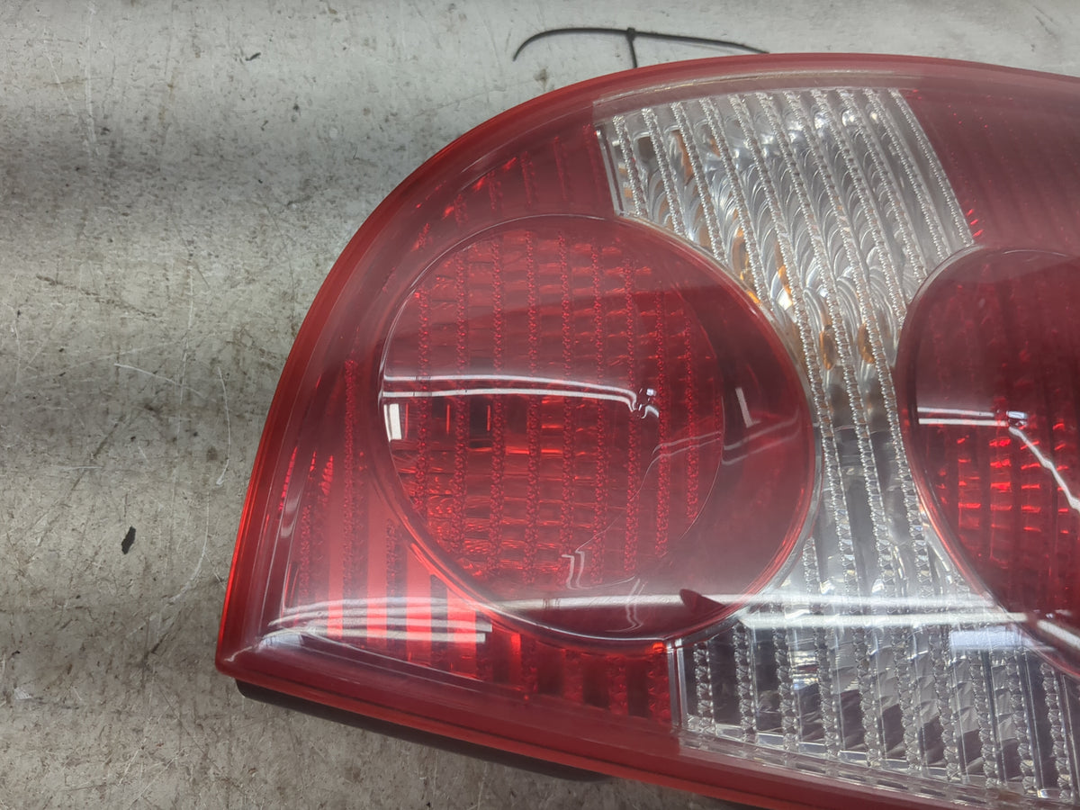 2002 Volkswagen Passat Passenger Right Side Deck Lid Mounted Tail Light - Oemusedautoparts1.com