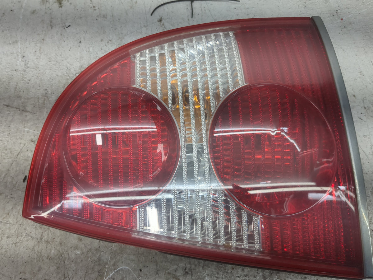2002 Volkswagen Passat Passenger Right Side Deck Lid Mounted Tail Light - Oemusedautoparts1.com
