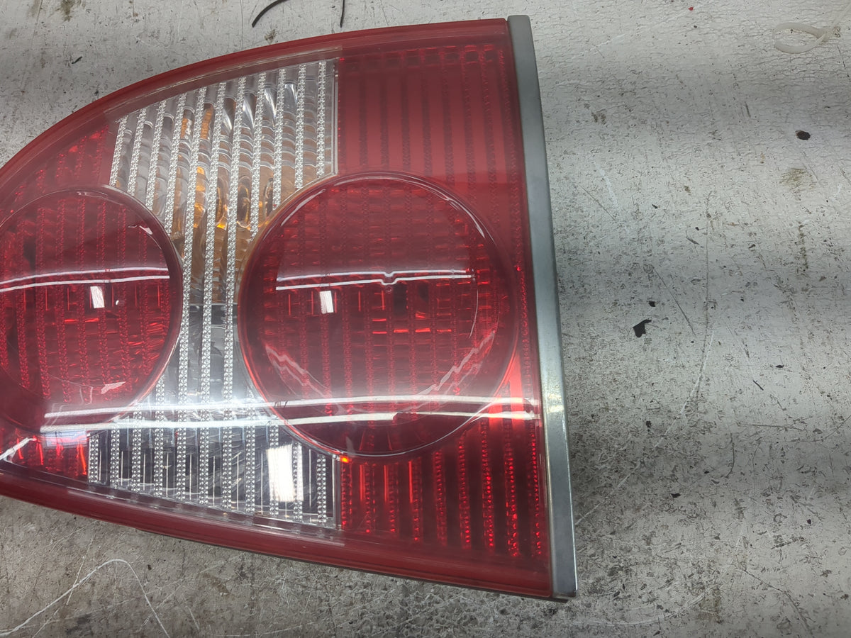 2002 Volkswagen Passat Passenger Right Side Deck Lid Mounted Tail Light - Oemusedautoparts1.com