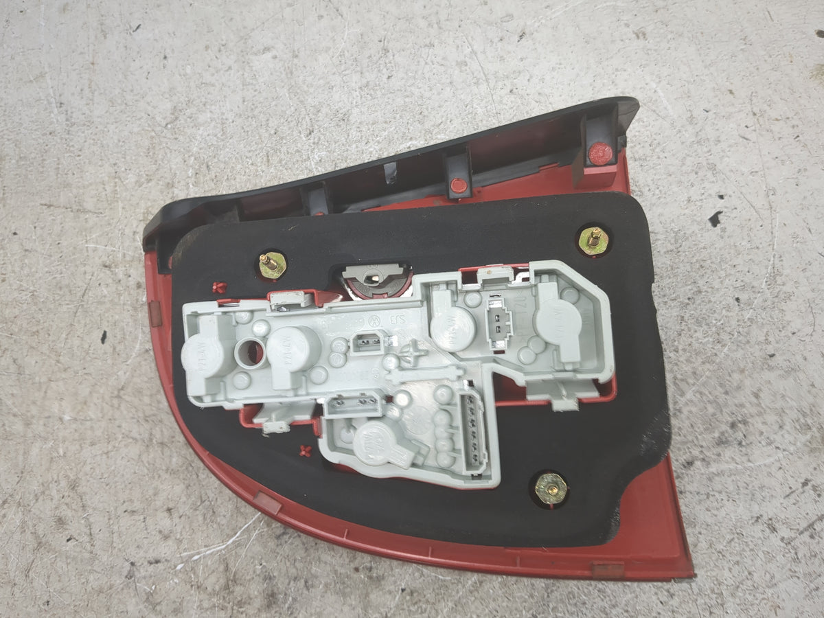 2002 Volkswagen Passat Passenger Right Side Deck Lid Mounted Tail Light - Oemusedautoparts1.com