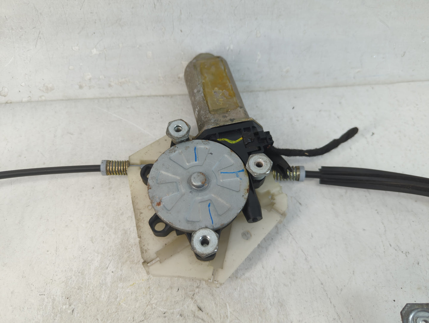 2000-2004 Volvo V40 Driver Left Front Window Regulator - Oemusedautoparts1.com