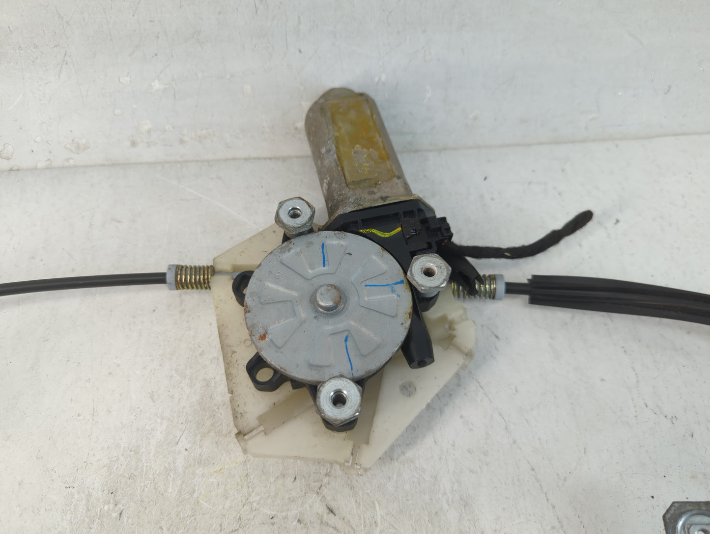 2000-2004 Volvo V40 Driver Left Front Window Regulator - Oemusedautoparts1.com