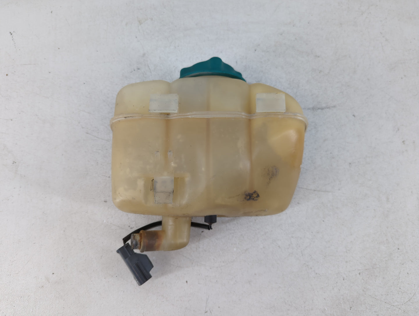 2000-2004 Volvo V40 Radiator Coolant Overflow Expansion Tank Bottle - Oemusedautoparts1.com