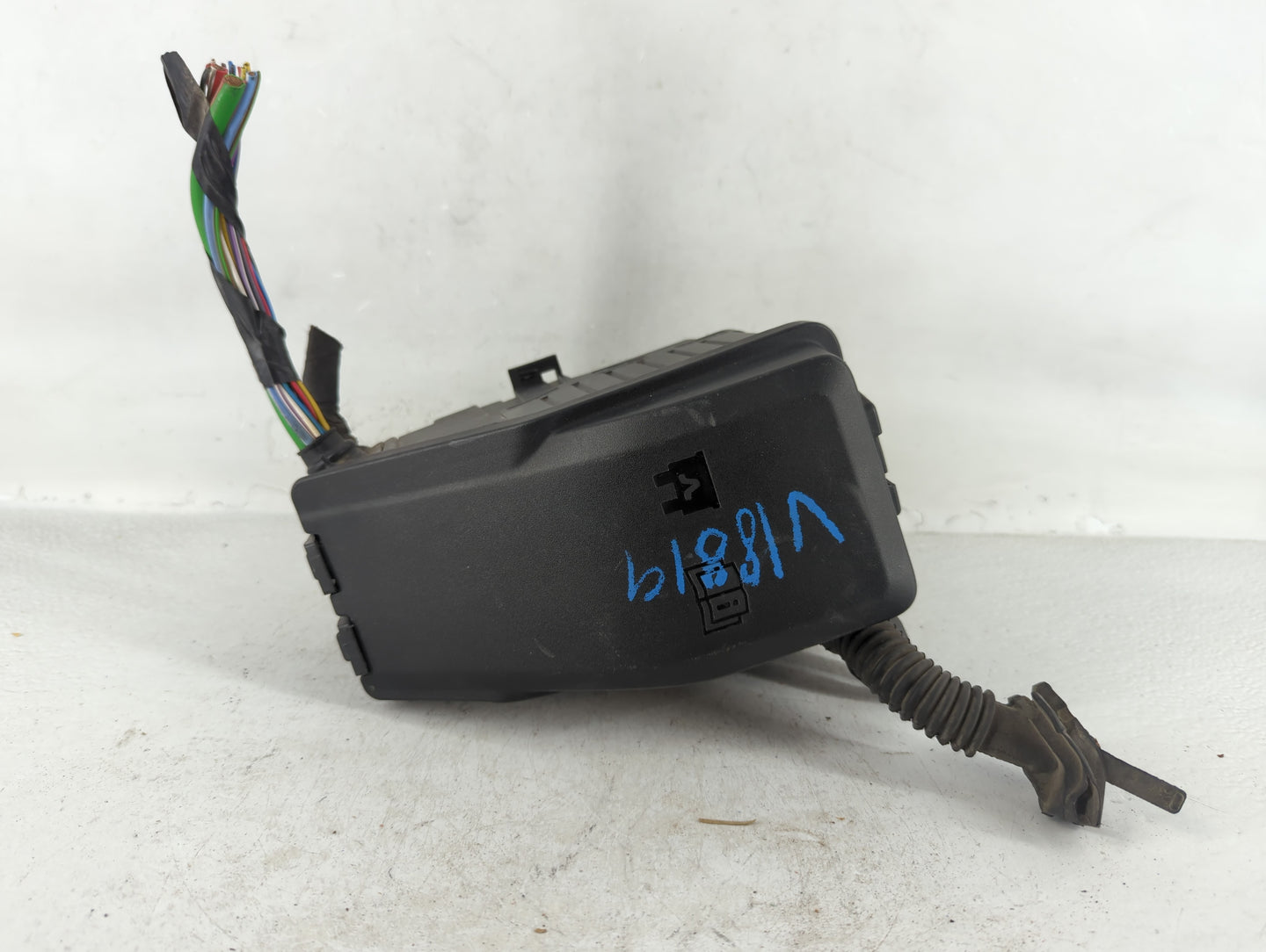 2003 Volvo V70 Fusebox Fuse Box Panel Relay Module P/N:6G9T-14A076-L Fits OEM Used Auto Parts - Oemusedautoparts1.com
