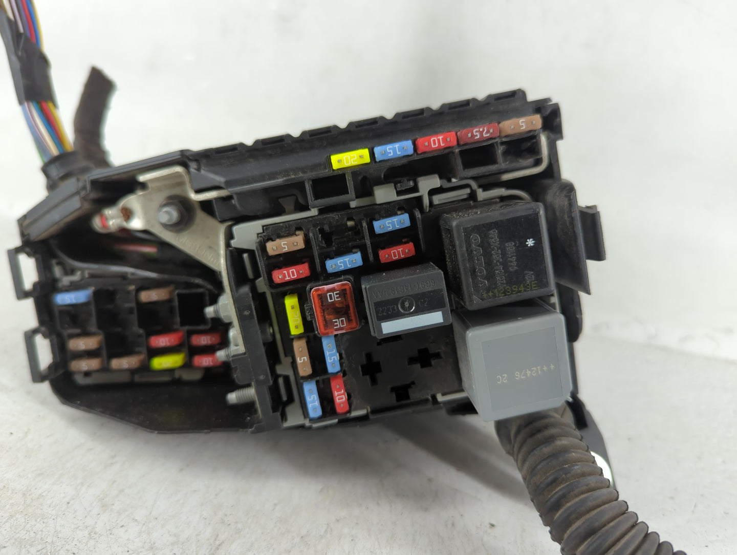 2003 Volvo V70 Fusebox Fuse Box Panel Relay Module P/N:6G9T-14A076-L Fits OEM Used Auto Parts - Oemusedautoparts1.com
