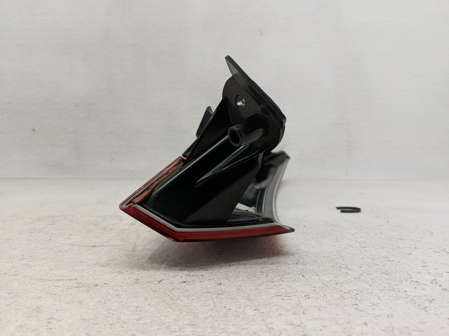 2003-2006 Volvo Xc90 Tail Light Assembly Driver Left OEM Fits Fits 2003 2004 2005 2006 OEM Used Auto Parts - Oemusedautopart