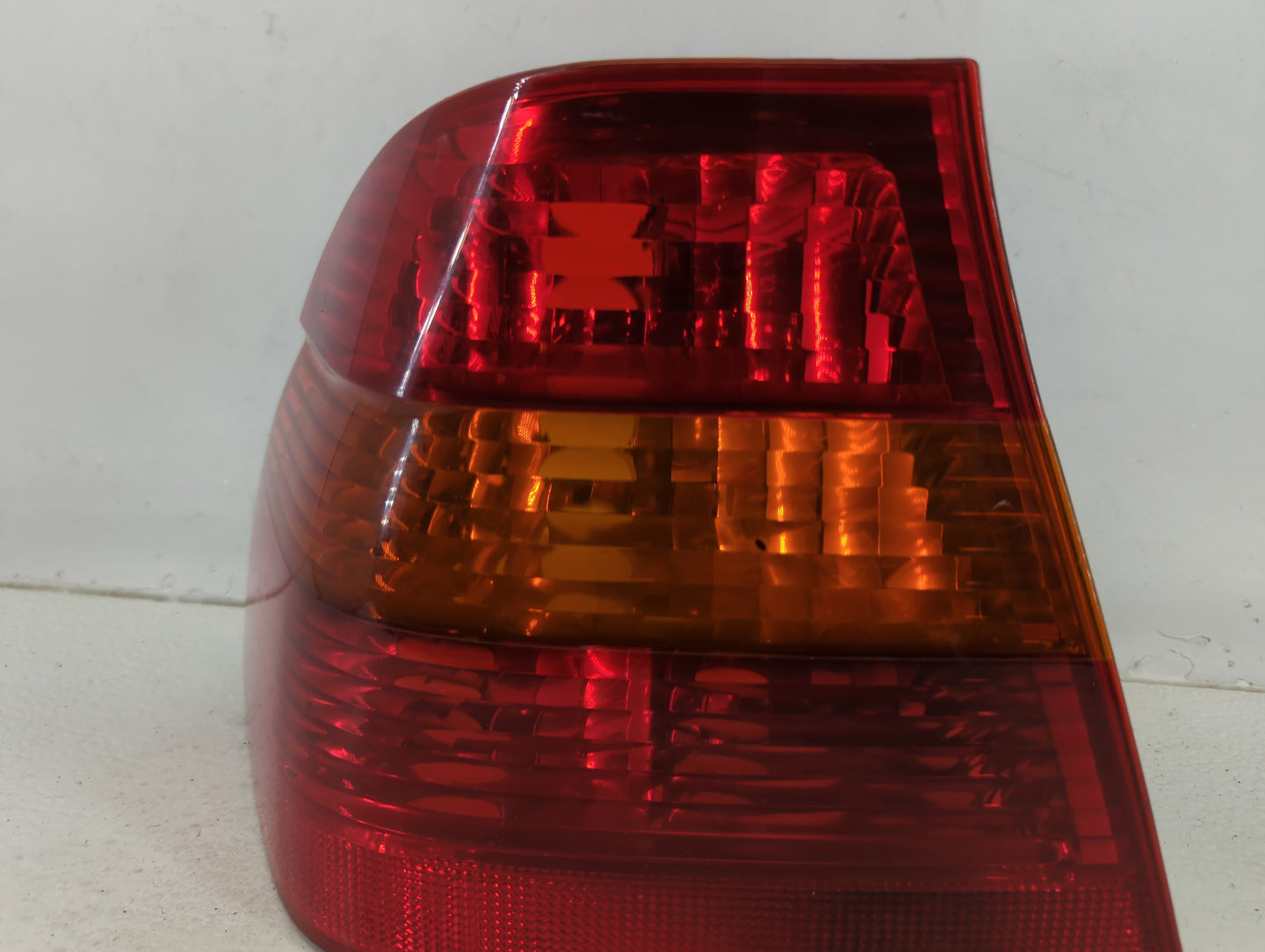 2004 Bmw 325ci Tail Light Assembly Driver Left OEM P/N:6 946 533-01 Fits Fits 2002 2003 2005 OEM Used Auto Parts - Oemusedau