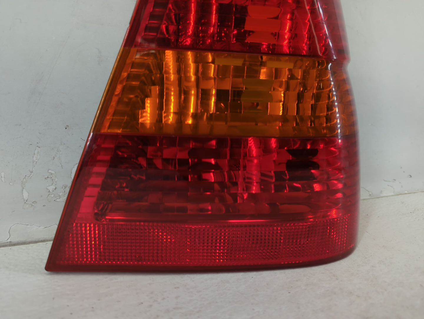 2002-2005 Bmw 325i Tail Light Assembly Passenger Right OEM P/N:6 946 534-01 Fits Fits 2002 2003 2004 2005 OEM Used Auto Part