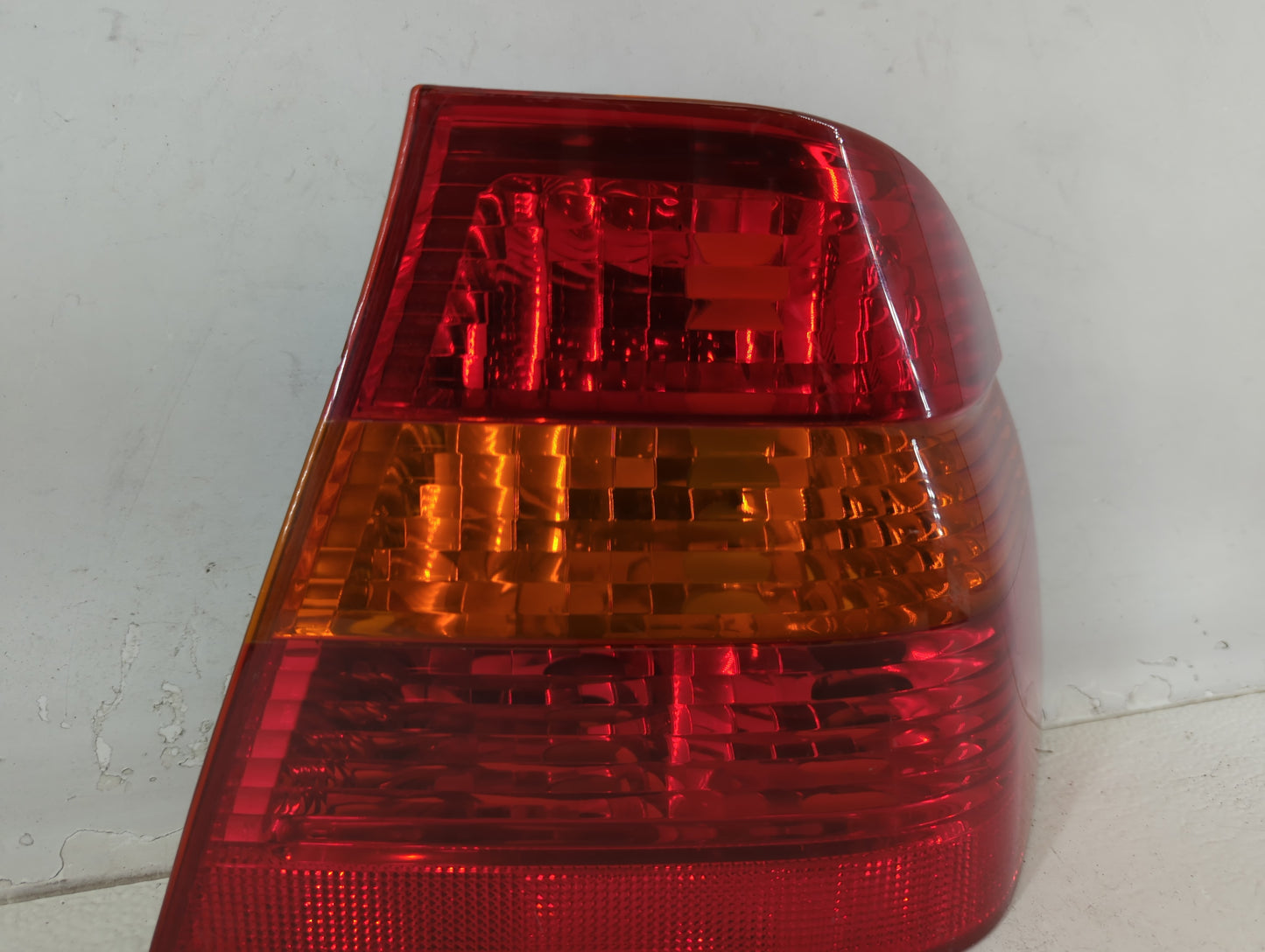 2002-2005 Bmw 325i Tail Light Assembly Passenger Right OEM P/N:6 946 534-01 Fits Fits 2002 2003 2004 2005 OEM Used Auto Part