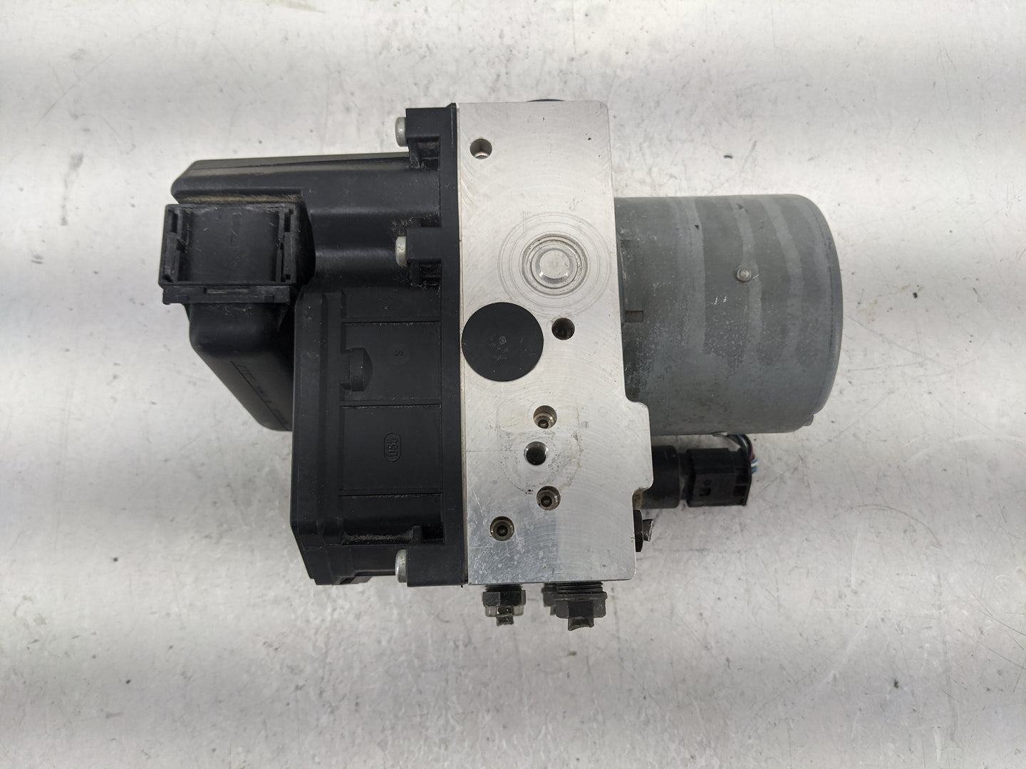 2001-2005 Bmw 330i ABS Pump Control Module Replacement P/N:6762115 Fits Fits 2001 2002 2003 2004 2005 OEM Used Auto Parts - 