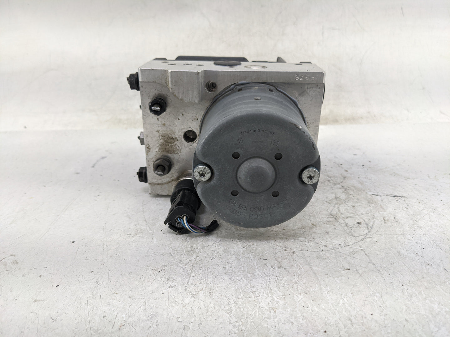 2001-2005 Bmw 330i ABS Pump Control Module Replacement P/N:6762115 Fits Fits 2001 2002 2003 2004 2005 OEM Used Auto Parts - 
