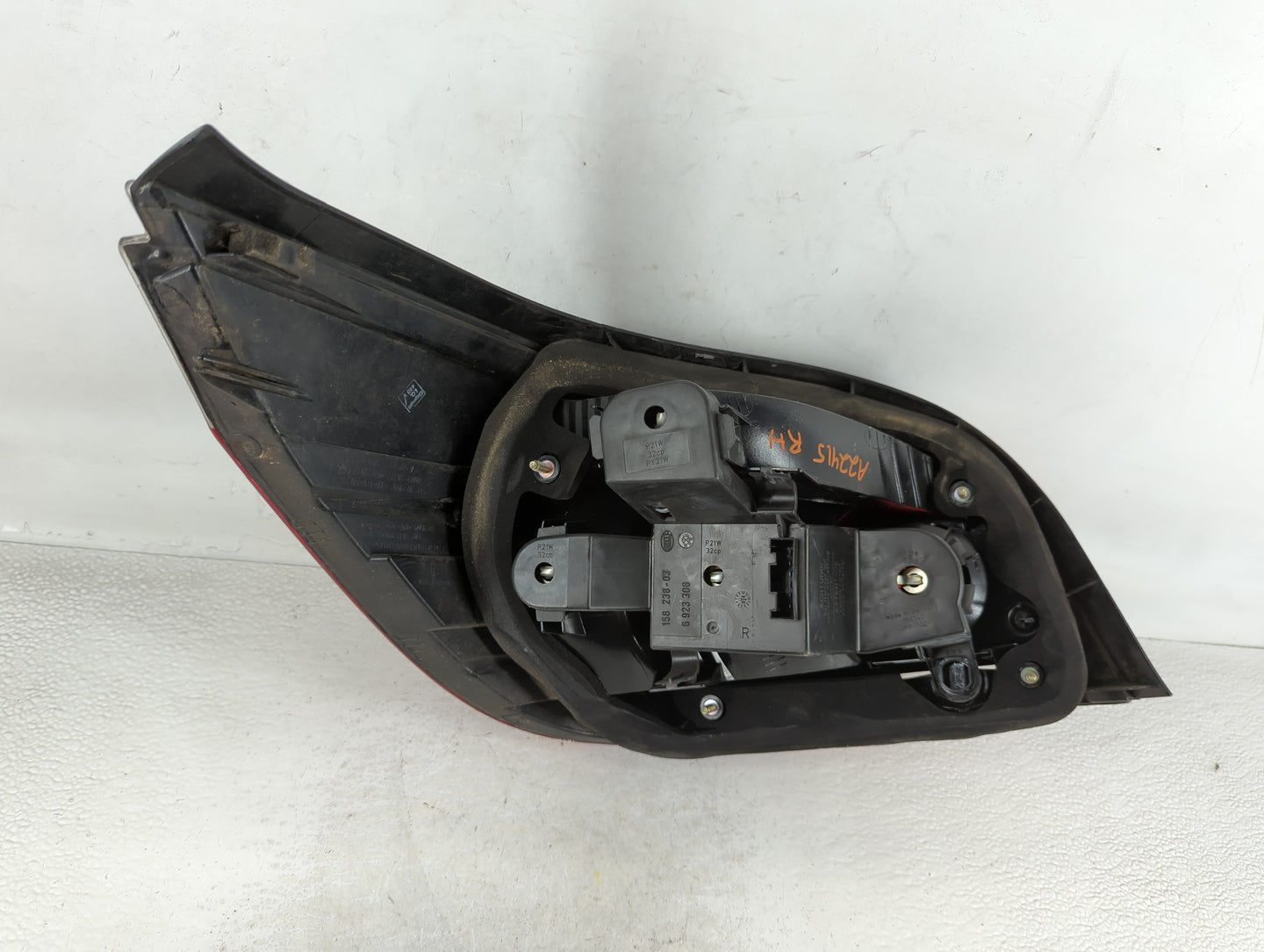 2004-2005 Bmw 545i Tail Light Assembly Passenger Right OEM P/N:6 910 798 Fits Fits 2004 2005 2006 2007 OEM Used Auto Parts -